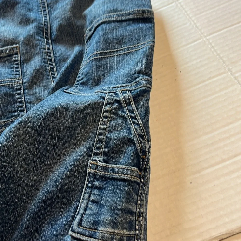 OshKosh B'gosh vestbak-2T- embroidered logo, adj. straps,  Blue denim, Overalls.